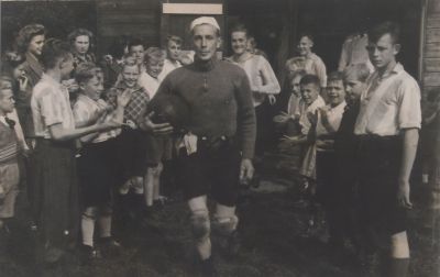 Lustrumwedstrijd-RKSV-VBO
Voetbalclub VBO aan de Reeweg.
Lustrumwedstrijd  in 1942.
In het midden : Keeper Gerard Middelkoop.
Achter hem Nico Rietveld.
Rechts; Albert van Benschop ( overleden in 1945)
