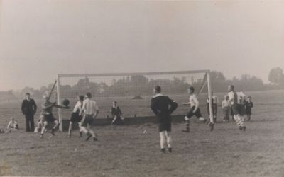 Lustrumwedstrijd-V-B-O-tegen-Actif
Lustrumwedstrijd : V.B.O. tegen Actif,voetbalveld  Reeweg , V.B.O. veld
Omschrijving en bijzonderheden:
Keeper: Gerard Middelkoop.
Scheidsrechter: Gerrit Benschop.
Trefwoorden: Lustrumwedstrijd