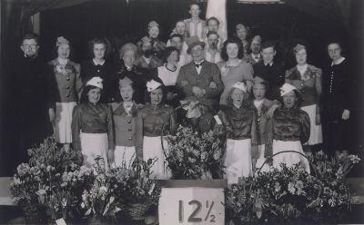 Revue-VBO
Revue t.g.v. 12 1/2 jarig bestaan van VBO in 1946.
In het hotel van de dames Bornhijm aan de Overmeerseweg.
Op de tweede rij rechts : Agnes Wiegmans,
3de van rechts : Bertus Mulders.
