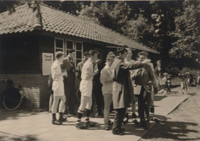 Actief-voetbalkantine
Actiefkantine Hilversum.
De VBO voetbaljunioren plaatsten zich voor het bisschopstournooi dat plaats zou vinden in  Heemstede in 1959
