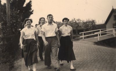 Wandelclub-1956
Wandelclub 1956.
Van links naar rechts: Lies Blauw, Theo Hageman, Theo Stalenhoef en Bets Blauw
