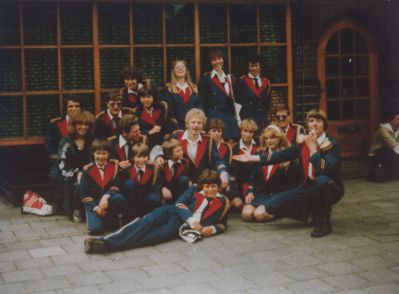 Drumband-Crescendo
Drumband Crescendo 1981.
De eerste prijs op het concours te Zeist.
Promotie. 
In het midden Ton v.d Velden (de blonde jongeman)  met naast hem links de leider van de drumband Wijnand Tamming.
