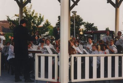 Concert-Crescendo
September 1994-  Concert door Muziekvereniging Crescendo-  Het eerste concert van het seizoen 1994- 1995 was op dinsdag 28juni 1994
Trefwoorden: Muziekvereniging