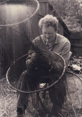 Netten-boeten
Jan Hagen -bijnaam Jan Jut-  boet netten. 
Fotograaf Joop Huisstede
