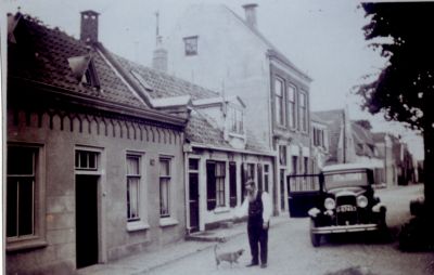 Zicht-op-de-Voorstraat
Van voor naar achter Pand van Stalenhoef
Daarnaast van Schoenmaker Van Schaick e dan het oude gemeentehuis , later de bakkerij van V.d. Linden.
