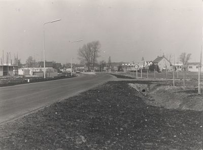 Aansluiting-Randweg-Middenweg
Links de Uiterdijksehof in aanbouw. Rechts de Meerlaan.
