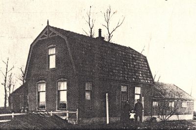 Familie-voor-huis
Links de stolpboerderij  van Heeden.
