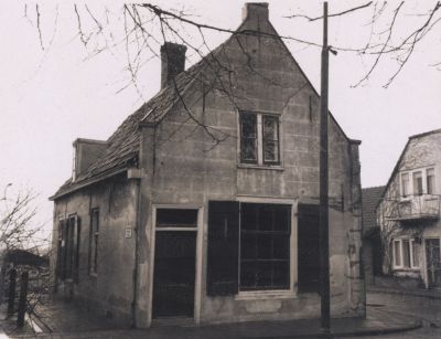 Gesloopte-woonhuis
Woonhuis Voorstraat 29.
Deze is afgebroken op 7 april 1970 om ruimte te maken voor de Ruijsdaelstraat.
De woning werd het laatst bewoond door mw G KorenUiterst.
Rechts de boerderij van de heer Th Groenendaal.
Trefwoorden: Afgebroken woningen