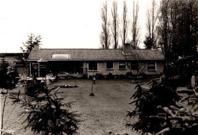 Woning-van-de-voormalige-tassenfabriek
Woonhuis aan de Middenweg 145 ,op de plek van de voormalige Tassenfabriek .
Gebouwd door De Groot (aannemer) ong. 1970.
