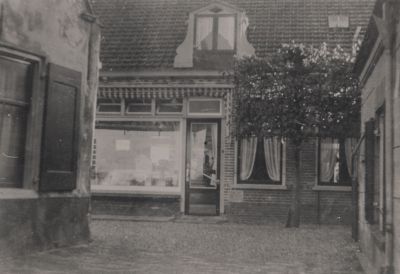 Winkel-gezien-vanuit-de-Brugstraat
Van boerderij tot winkel. 
Gebouwd in 1910 door Jan Brinkers, als boerderij.
 Later slagerij van den Bosch, daarna opslag voor melkboer Bergman.
Latere eigenaar: Van Wissen, thans woonhuis fam. J.Snel
