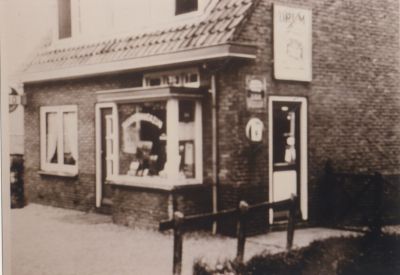 Tabakswinkel
Tabakswinkel van Mevrouw Schriek in 1991 overleden, daarna gekocht door kleinzoon Wim Schriek
