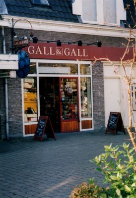 Slijterij-Gall-Gall
Slijterij Gall &Gall op het plein aan de Voorstraat. De winkel is 2006 gesloten
Trefwoorden: Slijterij, plein