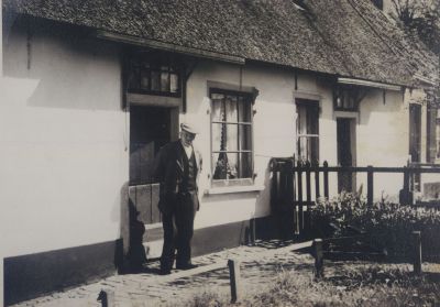 Afgebroken-woningen-torenweg
Op de Torenweg stonden 2 huisjes die in 1965 zijn afgebroken. 
De heer J. Middelkoop staat voor zijn huisje. 
Rechts was de woning van Bernard en Bertha Portengen.
