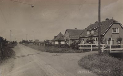 De-Middenweg-van-toen
Woningen aan de Middenweg ook bekend als Nieuwe weg en Hoofdweg in de Horstermeer.
De straatverlichting was nogal primitief zoals te zien is op de voorgrond.
De kaart is verzonden door Dittie naar Zuid Scharwoude
