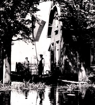 Bevrijding
Jan Hoetmer met huishoudster tijdens de inundatie van de Spiegelplas
 De vlag hangt uit
 De oorlog is voorbij.
 In 1999 de woning van Koen Hoetmer
