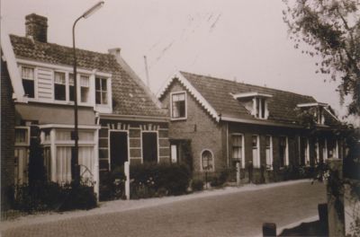 Huisjes-aan-de-Overmeerseweg
Overmeerseweg 104 e.v.
De huisjes aan de Overmeerseweg werden bewoond door fam. G.van Huisstede, de Kruik en van Melsen.
In het huis met de gesloten luiken woonde olieman-Kees.
De huisjes zijn in 1965 gesloopt om plaats te maken van drie drive-in woningen
