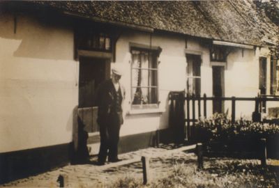 Man-voor-huis
Woningen aan de Torenweg.
Op de foto Jan Middelkoop.
In de woning rechts woonden Bertha en Bernard Portengen.
Bernard Portengen was schilder en werd “Rembrandt” genoemd.
Trefwoorden: Bijnaam; (huis)schilder;