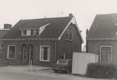 Woning-van-Kampen
Overmeerseweg 41 (rechts) Huis van van Kampen (voorheen bewoond door Helmond).
In de huizen links woonde Gerrit van Benschop Azn en Gerrit Lodeweegs (overleden 2007).
