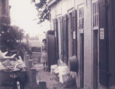 Diakonessehuisjes-naast-Voorstraat-25
Diakonessehuisjes naast Voorstraat 25.
Onbewoonbaar verklaarde woningen.
Beeld uit de film : Nederhorst den Berg,1965
