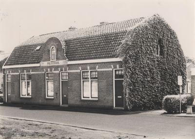 Polderhuis
Van het Polderhuis ( vergaderzaal van het bestuur van de Horstermeerpolder ) werd in de jaren 1970 de straatnaam gewijzigd in Meerhoekweg.
Op nr. 10 woonde fam G.van Benschop -Zaal en op nr. 6 de fam. H.Roukens. Toen de “zaal” (nr.8) niet meer door het polderbestuur werd gebruikt (en het pand in bezit van de gemeente kwam),  is  door gemeente-duizendpoot  Arie Matthezing van de “zaal” een kleine woning gemaakt voor mevrouw E.Simon , die in de jaren 1950  uit Indonesie naar Nederland was gekomen en aanvankelijk samenwoonde op een kamertje in de boven-duplexwoning aan de Meidoornlaan.
Trefwoorden: Polderhuis