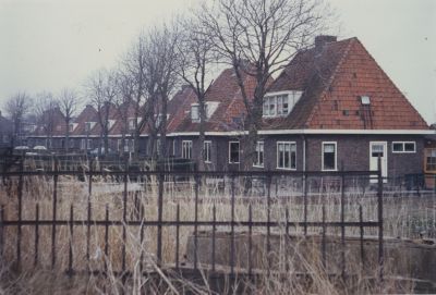 Het-Rode-Dorp
Het Rode Dorp.
Het eerste bouwcomplex van Woningbouwvereniging Goed Wonen.
In 1922 gebouwd en verhuurd voor 4,75 per week.
In 1986 afgebroken om plaats te maken voor nieuwbouw.
