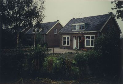 Huisjes-aan-de-Slotlaan
Slotlaan 5-6-7-8  .
Deze woningeneens behorende bij het kasteel zijn in 1987 gesloopt om plaats te maken voor 4 nieuwe woningen.
Deze woningen, 6 in getal, zijn later eigendom geworden van Martens se slager.
