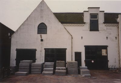 Gemeentewerkplaats
Voormalig school en gemeentewerkplaats wacht op de slopershamer -1991- om plaats te maken voor woningbouw.
Thans -2019 zijner 3 blokken met 4 woningen gebouw, huurwoningen.
