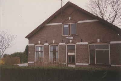 Hoekhuis-aan-de-Middenweg
Huis “ de Hoek” bewoond geweest door J.Westhof, J.Blok sr. J.Blok jr. en Huib Strik.
Rijp voor de sloop. In 1990 is achter een nieuwe woning gebouwd voor de machinist.
