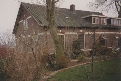 Huis-de-Hoek
Huis “ de Hoek” bewoond geweest door J.Westhof, J.Blok sr. J.Blok jr. Huib Strik.
Rijp voor de sloop, in 1990.
Hier achter is een nieuwe woning gebouwd voor de machinist.
Trefwoorden: Poldergemaal, Middenweg