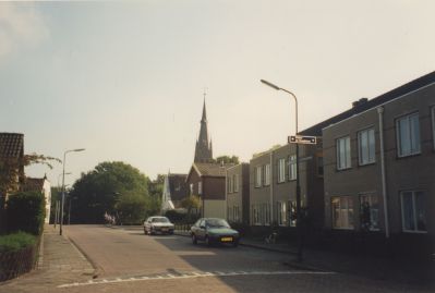 J-J-v-Ruijsdaelstraat
J.J.v.Ruijsdaelstraat.
Op de achtergrond de toren van de R.K Kerk, rechts duplexwoningen woningen voor bejaarden en alleenstaanden.
