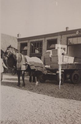 Wasserij-Vecht-en-Dijk
In en na de oorlog was de brandstof op de bon. 
Vandaar de inzet van paard en wagen. 
Paard en wagen waren eigendom van Elias van Benschop.
