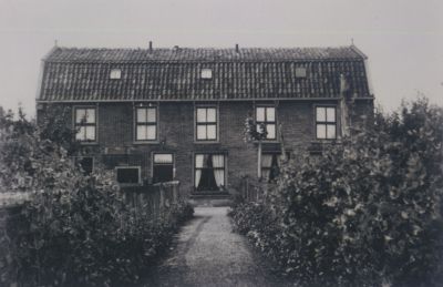 Oude-wasserij
Woonhuis van de Familie Hageman. 
Voorheen ook wasserij van Dirk Hageman. 
Tot 1918 een wasserij daarna droogwasserij. 
Dit pand was gelegen aan de Vecht.
Hier was een overzetveer naar Nigtevecht tot ca. 1955
