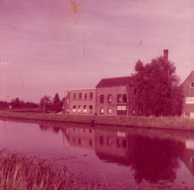 Wasserij-aan-de-Reevaart
Reevaart met rechts wasserij Vecht en Dijk en links de voormalige wasserij van Slokker.
Het linker gebouw is nu de botenshop van Piet Lodewijkx.

