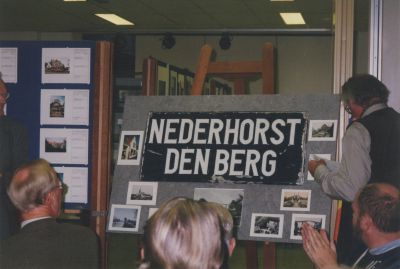 Nederhorst-den-Berg-in-beeld
Evert Boeve opent de expositie “Nederhorst den Berg in beeld”
Links op de rug gezien Burgemeester J.Goudberg.
