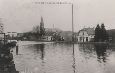 Gedeelte van de oude Overmeerseweg
In het witte huis was voorheen het Postkantoor en de   Kantoorboekhandel van de weduwe Roukens gevestigd   Later werd het winkelgedeelte de sigarenzaak van de fam Hoetmer   In het rechtergedeelte dreef mevrouw Hoetmer van 1938 tot 1975 039 t W
Trefwoorden: Dorpszicht
NdB