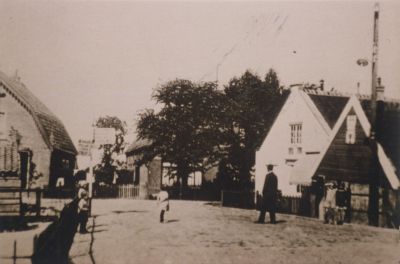 Kruispunt-van-historische-dorpszicht
Hoek Vreelandseweg, Overmeerseweg, het witte huis is een voormalige kruidenierswinkel.
Huisjes rechts op de foto zijn inmiddels afgebroken
