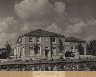 Gemeentehuis
Gemeentehuis na de verbouwing in 1951.
Foto vanaf de Dammerwegzijde genomen
Trefwoorden: Gemeentehuis, Reevaart, Dammerweg