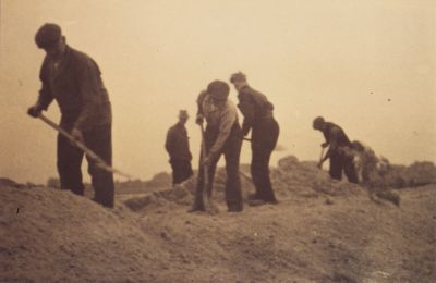 Werknemers-Ballast-Mij
Eerst werd het zand uitgevlakt daarna werd het smalspoor gelegd.
