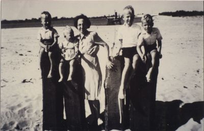 Zandvlakte-het-grote-stort
Mevrouw van Huisstede-Verkaik met de kinderen.
v l n r Gerard, Ton, Rijk, Jan.
De enorme zandvlakte was 