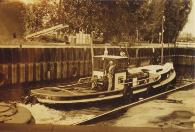 Sleepboot-De-Onderneming-II
Sleepboot van de Amsterdamsche Ballast Mij ”De Onderneming II”.
Kapitein van de sleepboot was een lid van de familie Spithorst uit Amsterdam.
