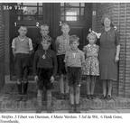 19?? Klassenfoto Openbare School met juffrouw de Wit  Machineweg.
